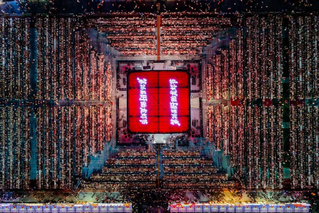 欢乐龙虾宴现场。刘喜贤摄