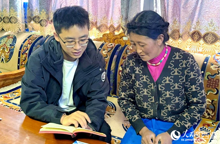 郝煜(左一)走访入户。人民网记者 李海霞摄