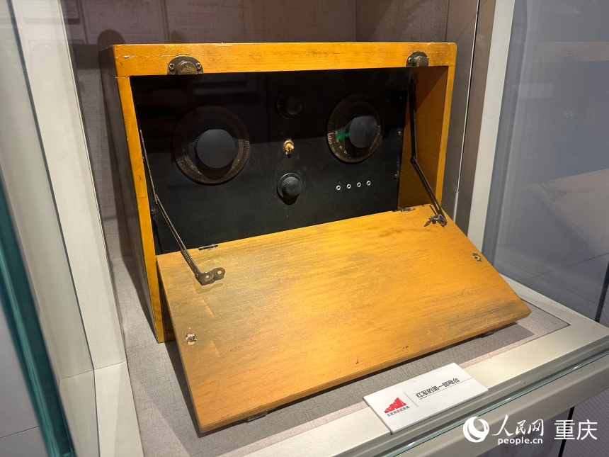 王良同志纪念馆展出的“半部电台”（复制品）。人民网记者 刘政宁摄