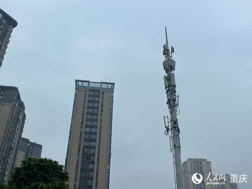 綦江通惠大道上矗立的信号塔。人民网记者 刘政宁摄