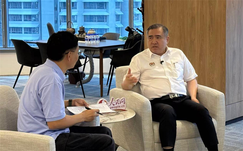 马来西亚交通部部长陆兆福(右)接受人民网记者专访。 赵飞摄 马来西亚交通部部长陆兆福(右)接受人民网记者专访。 赵飞摄