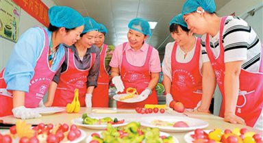 优化技能提升补贴 支持企业稳岗扩岗