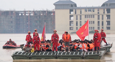 “救援航母”安全转移6000余名师生