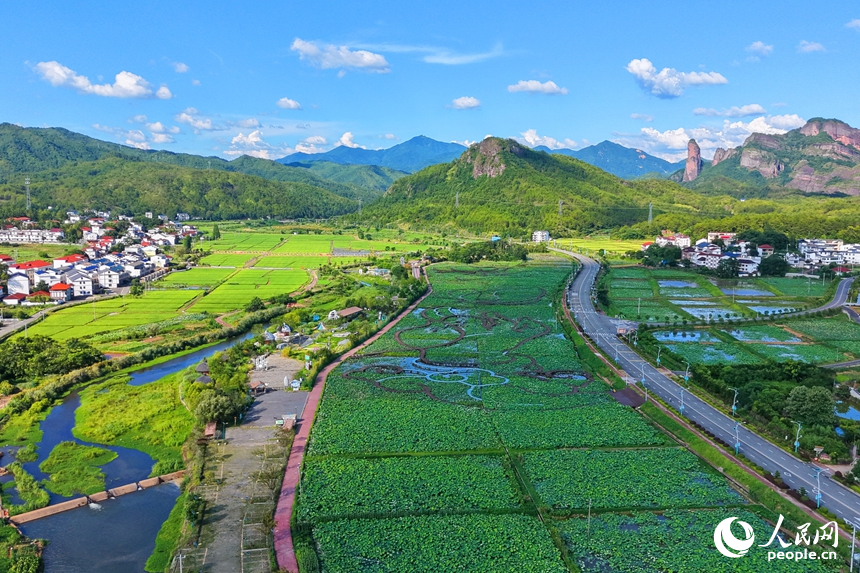 蜿蜒的柏油公路犹如银龙穿行翠绿山间，与村庄、农田、山峦、河流相映成趣，构成一幅路畅通、景色美的夏日乡村画卷。人民网记者 朱海鹏摄