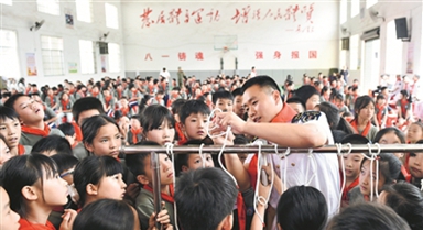 “国防课堂”育新人