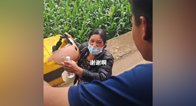 偶遇群众冒雨赶路 消防车变"避风港"