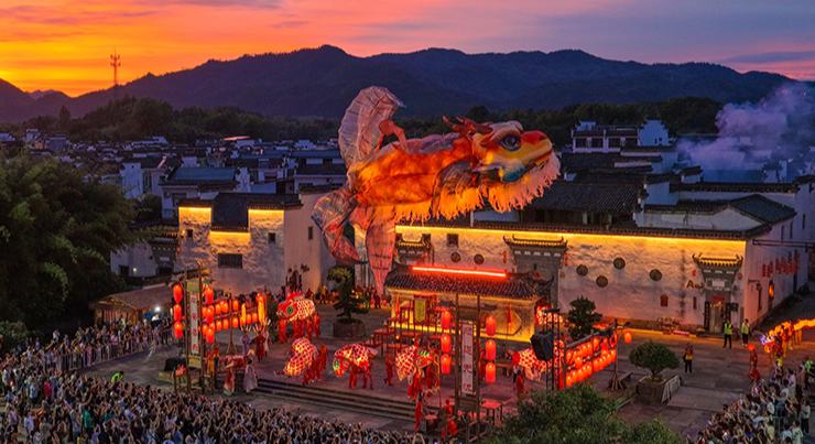 安徽黄山：古村“夜经济”持续升温