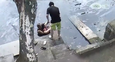 女子不慎坠入池塘，村民60秒接力营救