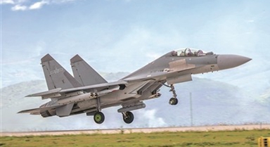 空军航空兵某部开展飞行训练