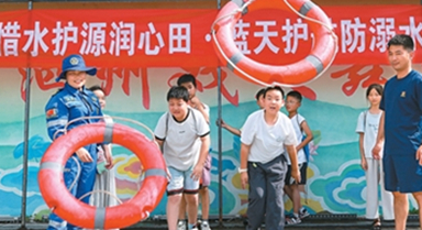 江苏宿迁:青少年学习防溺水救援