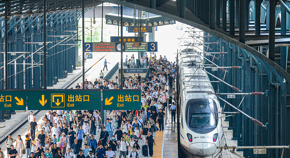 黑龙江哈尔滨:铁路迎来客流高峰
