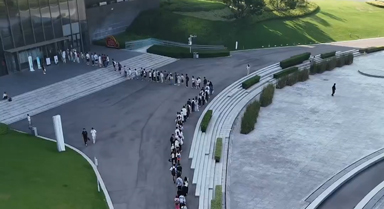 济宁图书馆排起“学习长龙”