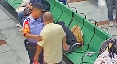 “摸到国徽了，我才不害怕！”
