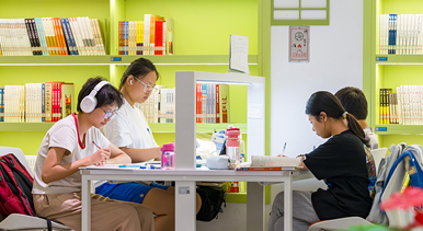 陕西西安：图书馆里觅书香