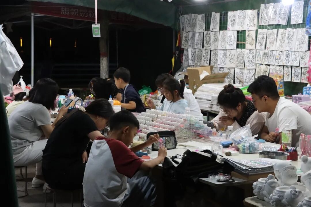 银凤湖公园的手作区最受孩子们欢迎。白银区融媒体中心供图