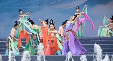 海南保亭：浪漫七夕 嬉水祈福