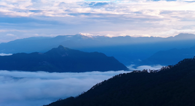 云南迪庆云海漫群山，美似水墨丹青