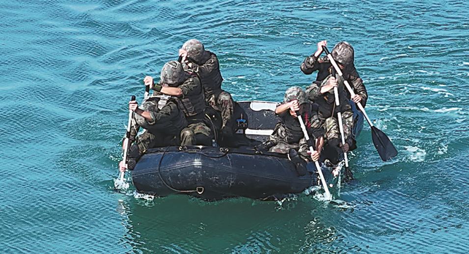 海军某部组织多课目濒海训练