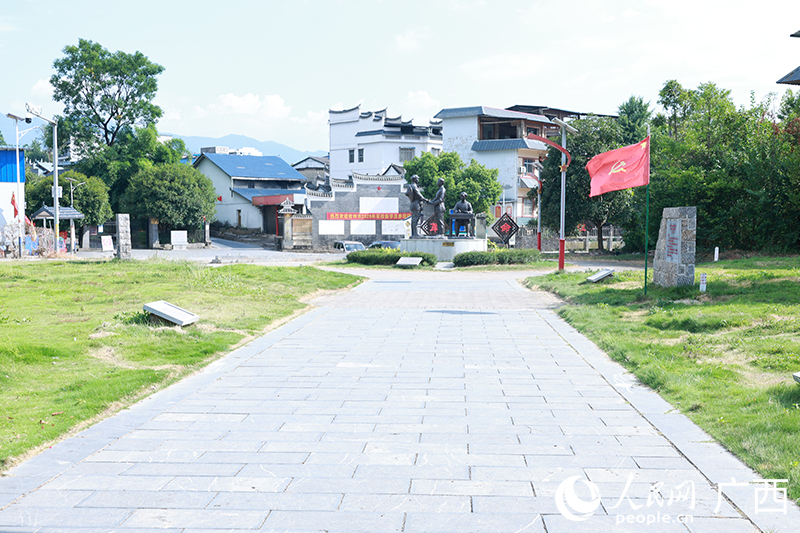 连心步道两侧展示了红色地名故事及中央纵队过界首的大事记、重要电文。人民网记者 冯肖慧摄