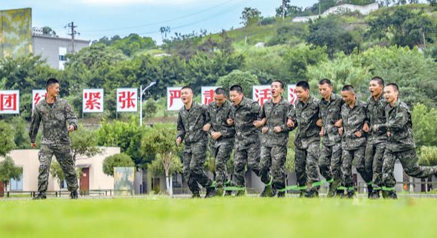 武警重庆总队新兵团开展适应性训练